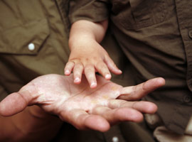 Imagem de duas mãos, sendo que uma está dando e outra recebendo